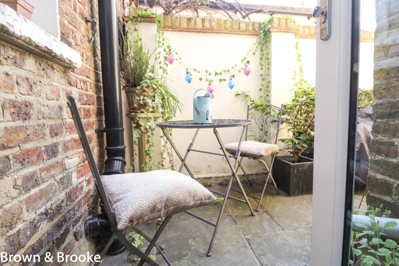 Stylish & Spacious 3 Bed Victorian House Sleeps Up To 7 - Near O2, Museums, Excel, Mazehill Station 12 Mins Direct Into London Bridgeヴィラ エクステリア 写真